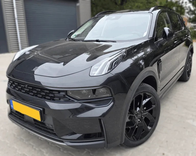 dechrome, lynk&co, zwart maken, blauwe delen zwart maken, ontchromen, wrappen, zwart wrappen, lynk en co,