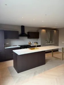 keukenwrap, kosten, keuken wrappen, hoe duur, prijs, interieurwrap, interieurfolie, keuken opknappen, keuken plakken, japandi keuken, japandi keukenwrap