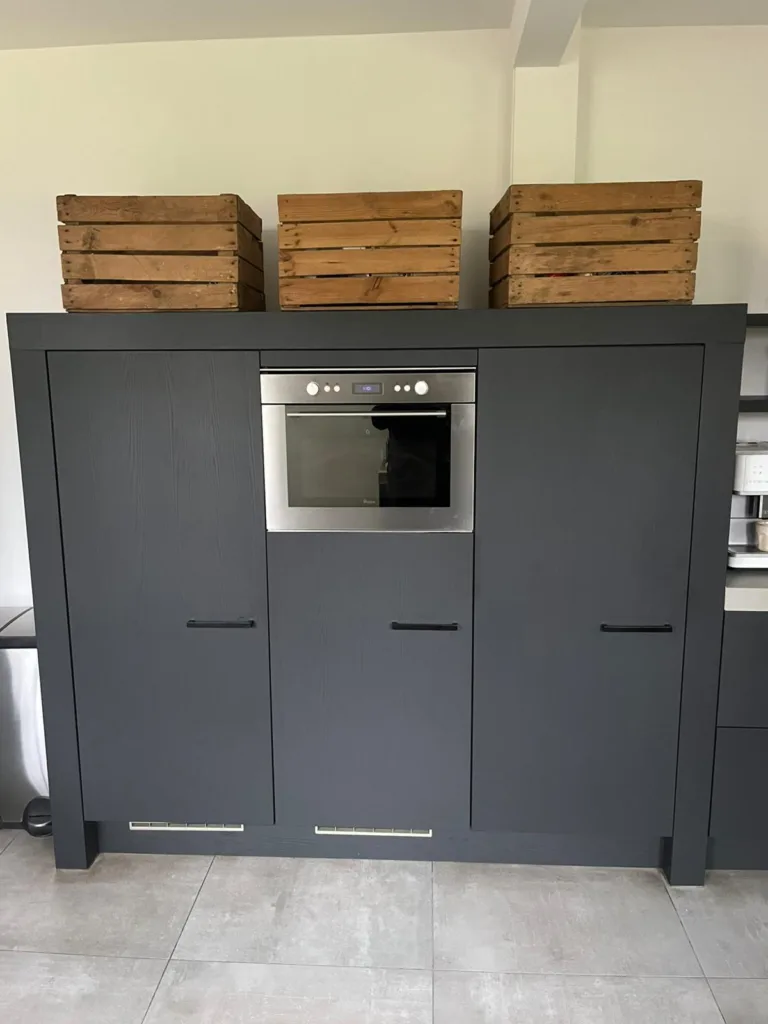 keukenwrap, kosten, keuken wrappen, hoe duur, prijs, interieurwrap, interieurfolie, keuken opknappen, keuken plakken, donkere keuken, zwarte keuken