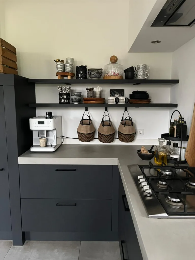 keukenwrap, kosten, keuken wrappen, hoe duur, prijs, interieurwrap, interieurfolie, keuken opknappen, keuken plakken, donkere keuken, zwarte keuken