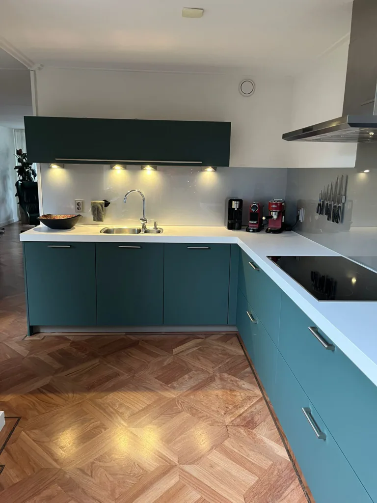 blauwgroene keuken, keukenwrap, blauwe keukenwrap, groene keukenwrap, groene keuken, blauwe keuken, keuken met kleur, keuken plakken, keuken wrap