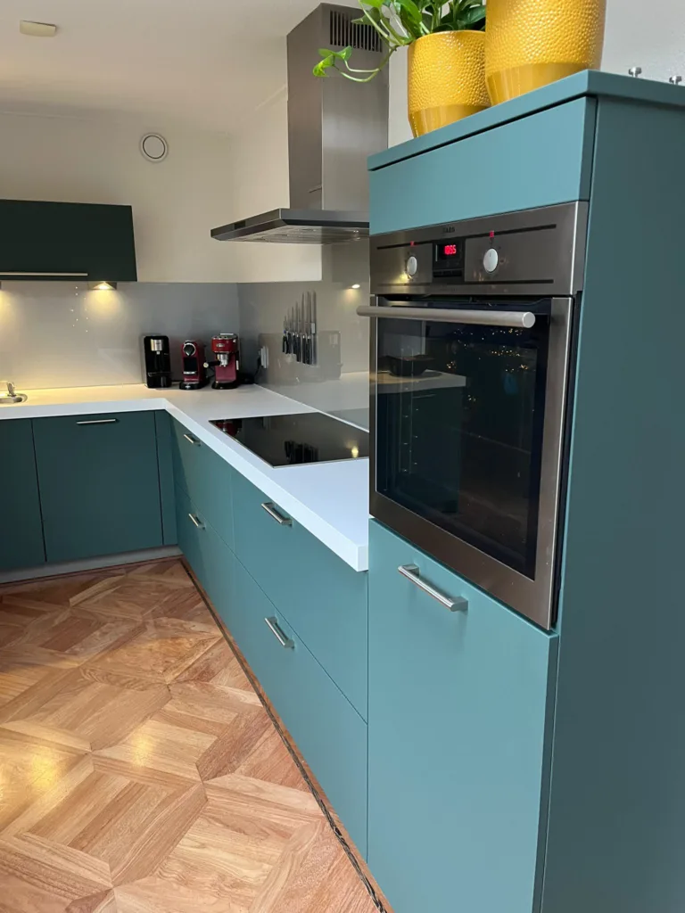 blauwgroene keuken, keukenwrap, blauwe keukenwrap, groene keukenwrap, groene keuken, blauwe keuken, keuken met kleur, keuken plakken, keuken wrap