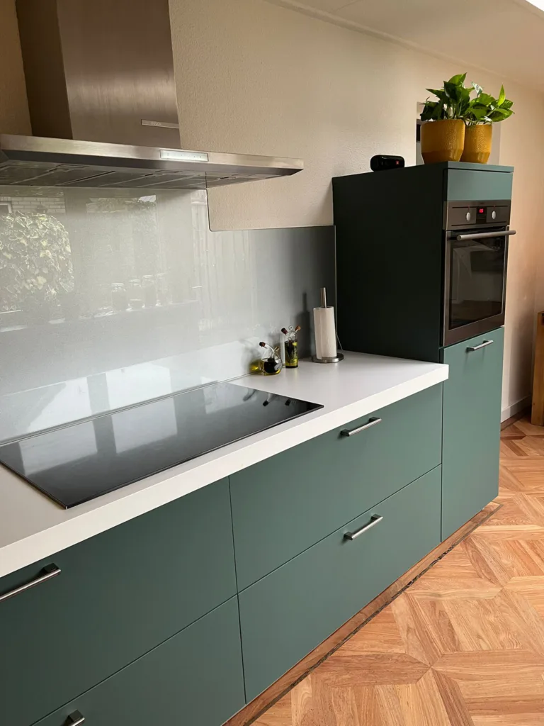 blauwgroene keuken, keukenwrap, blauwe keukenwrap, groene keukenwrap, groene keuken, blauwe keuken, keuken met kleur, keuken plakken, keuken wrap